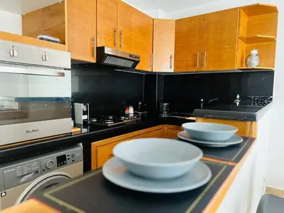 a kitchen with two white bowls on a counter at Appartement centre de casablanca in Casablanca