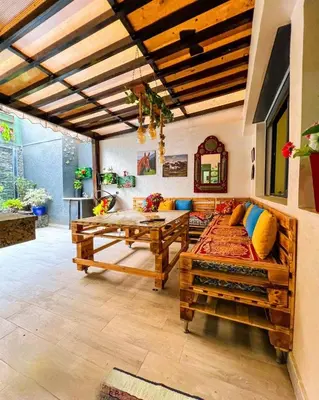 a living room with a couch and a table at Élégance et Sérénité au Cœur de Casablanca in Casablanca