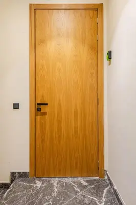 a wooden door in the corner of a room at Appartement de luxe - Les Princesses avec Parking in Casablanca