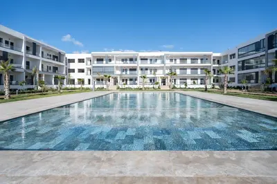 an empty swimming pool in front of a building at Appartement Sublime avec Piscine in Mansouria