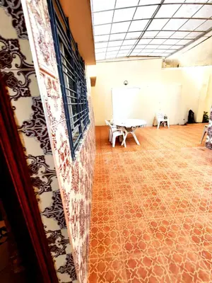 an empty room with a table and a wall at Maison 2pc plain-pied -centre in Rabat