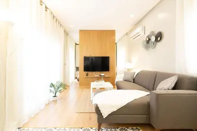 a living room with a couch and a tv at Appartement 2 pièces au cœur de Casablanca in Casablanca