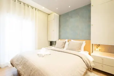 a bedroom with a large white bed and a window at Appartement 2 pièces au cœur de Casablanca in Casablanca