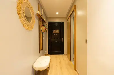 a hallway with a black door and a mirror at Appartement 2 pièces au cœur de Casablanca in Casablanca