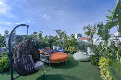 a garden with two chairs and a swing at Cosy cocon Racine in Casablanca