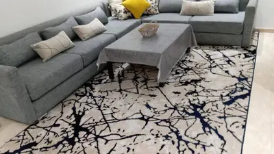 a living room with a couch and a table at Bel Appartement Confort et Commodités au Cœur de Casablanca Belvédère in Casablanca