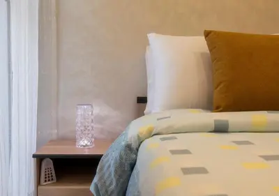 a bedroom with a bed and a vase on a table at Elégant et moderne appartement à 10 min du centre de Casablanca in Casablanca