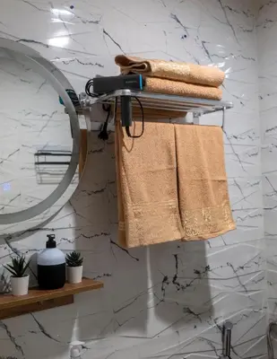 a bathroom with a towel rack and a mirror at Elégant et moderne appartement à 10 min du centre de Casablanca in Casablanca