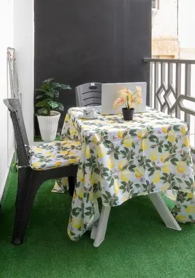 a table with a laptop on it with a chair at Elégant et moderne appartement à 10 min du centre de Casablanca in Casablanca