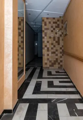 a hallway with a tiled floor in a building at Elégant et moderne appartement à 10 min du centre de Casablanca in Casablanca