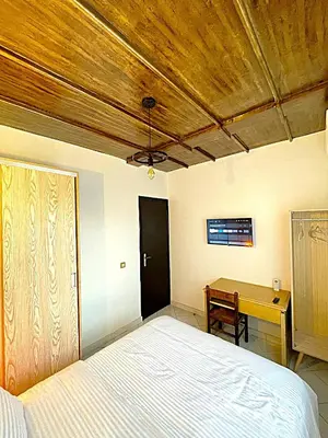 a bedroom with a bed and a wooden ceiling at Suite des lumières Al Malaki Offre Spéciale front Mer, Zéro Surprise- l'Accueil Aéroport & Service Cuisine si besoin de Tranquillité Totale in Rabat