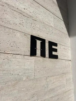 a sign on the side of a brick wall at Appartement Casa finance city Studio Haut standing in Casablanca