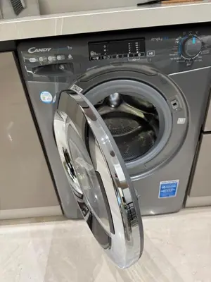 a washing machine with its door open in a room at Escale Confortable pour un Séjour Inoubliable in Maarif