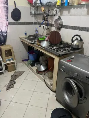 a kitchen with a stove and a washing machine at Appartement farah salam oulfa in Casablanca
