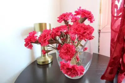 a vase filled with pink flowers on a table at Studio Panoramique, Mosquée Hassan II, Cœur de la Médina in Casablanca