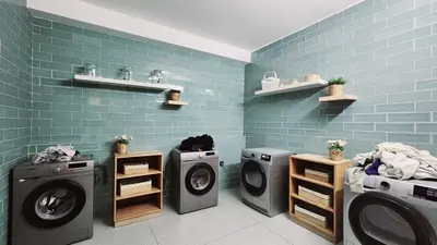 a laundry room with two washers and two washing machines at Studio Cosy les Princesses in Casablanca