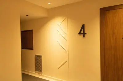 a hallway with a number four on the wall at Appartement Ferme Bretonne - Confort & Premium in Casablanca