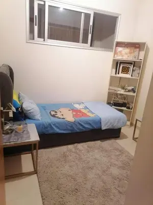 a small bedroom with a bed and a window at Apparemment haut standing Mansbay in Mohammedia