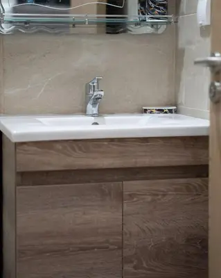 a white sink in a bathroom with a mirror at Appartement 2 Chambres à Coté avec Grand Balcon, Piscine, Aire de Jeux pour Enfants et Jardin in Casablanca