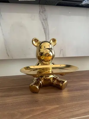 a gold trophy of a dog with a plane at Studio Iza 08 CFC à 2mn in Casablanca