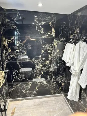 a bathroom with a black and white marble wall at Harmonie Elitaire in Casablanca