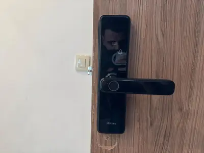 a cell phone sticking out of a door at Studio en plein centre de Gautier in Casablanca