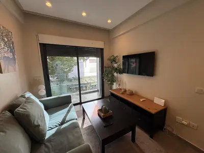 a living room with a couch and a table at Studio en plein centre de Gautier in Casablanca