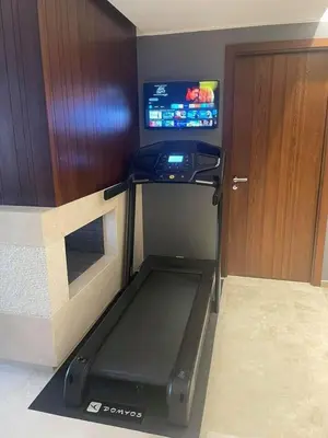a room with a bed with a tv on the wall at Très moderne 2 chambres 2 Salles de Bains in Casablanca