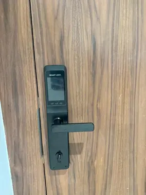 a cell phone sticking out of a door at Adresse remarquable casablanca in Casablanca