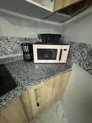 a microwave sitting on top of a kitchen counter at Appartement Casablanca près de la mer in Dar Bouazza