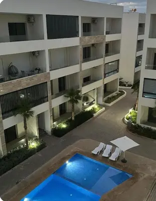 an empty swimming pool in front of a building at Appartement avec piscine El mansoria Mohammedia in Mansouria