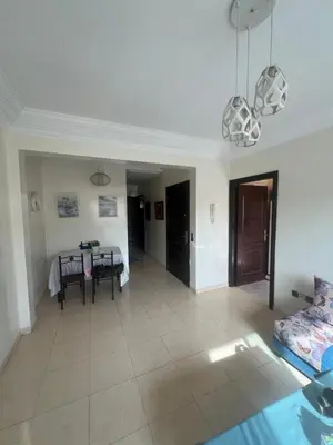 a living room with a table and a dining room at Chambre zuiten in Casablanca