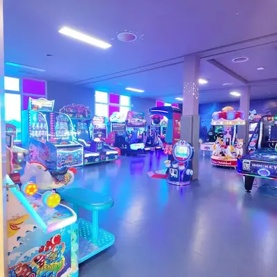 a room with many arcade games and other games at Appartement Sidi Rahal Casablanca - proche du SHEMPARK payant, Sidi rahal et tamaris plage in Sidi Rahal