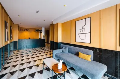 a living room with a blue couch and a table at Confort Urbain Casablanca Vue Accès Gare Casa Port in Casablanca