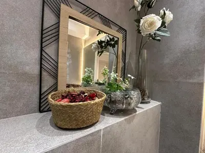 a mirror and a basket on a counter with flowers at Appartement moderne à Bourgogne 2 chambre in Casablanca-Port