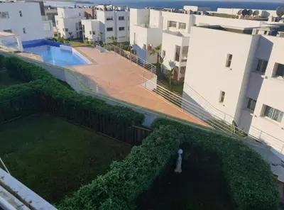 an aerial view of a building with a yard at Appartement de plage front de mer in Tamaris