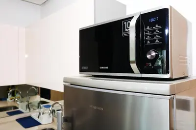 a microwave sitting on top of a refrigerator in a kitchen at Studio luxueux sur Val d'anfa in Casablanca