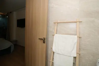 a towel hanging on a towel rack next to a door at Studio luxueux sur Val d'anfa in Casablanca