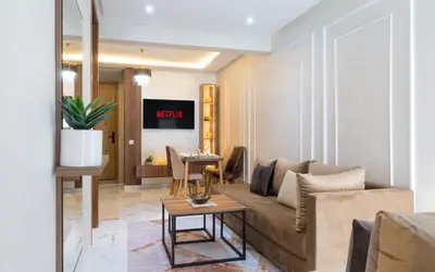 a living room with a couch and a table at Charmant et cosy appartement en plein centre ville in Casablanca