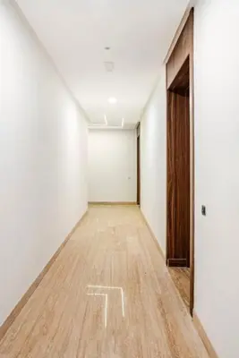 an empty room with white walls and a wooden floor at Studio vert chic au cœur de Casablanca in Casablanca