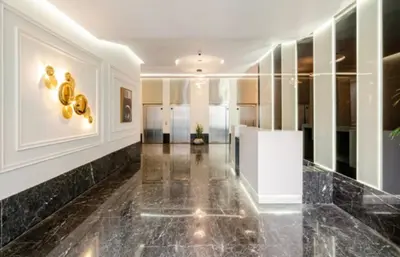 a hallway with black marble floors and white walls at Studio vert chic au cœur de Casablanca in Casablanca
