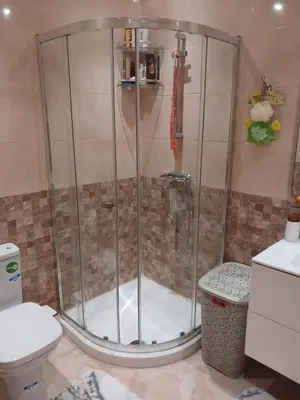 a shower in a bathroom with a toilet at Appartement bouznika in Bouznika