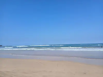 a sandy beach with the ocean in the background at Superbe duplex avec vue mer in Aïn Harrouda