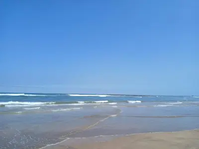 an empty beach with the ocean in the background at Superbe duplex avec vue mer in Aïn Harrouda