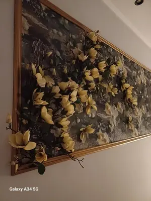 a painting of flowers on a wall at Superbe duplex avec vue mer in Aïn Harrouda