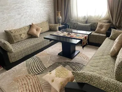 a living room with a couch and a table at Appartement Spacieux & Moderne, 2 min Gare, 10 min Plage, Parking Gratuit in Casablanca
