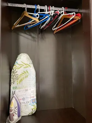 a shelf with skis and ski poles on a wall at Appartement Spacieux & Moderne, 2 min Gare, 10 min Plage, Parking Gratuit in Casablanca