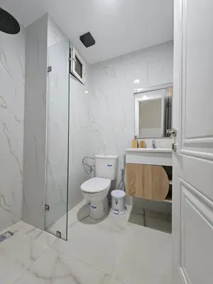 a bathroom with a toilet and a glass shower at Apartamento Bonito in Rabat