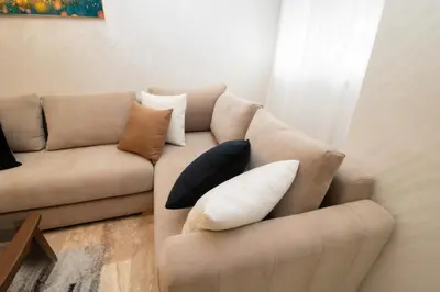 a couch with pillows on it in a living room at Magnífico apartamento in Casablanca