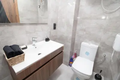 a bathroom with a white sink and a toilet at Magnífico apartamento in Casablanca